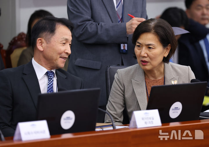 대화 나누는 김현종 안보1차장과 오현주 안보3차장