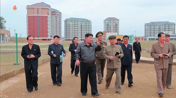 김정은, 신의주온실종합농장 건설사업 현지지도