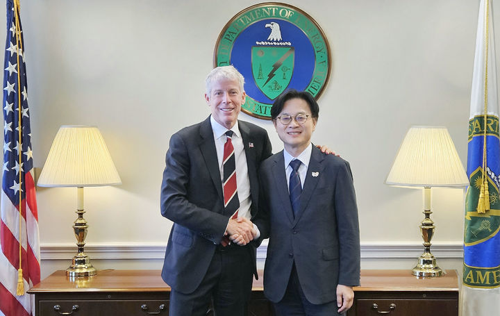 면담한 김정관 장관 관련자료 1