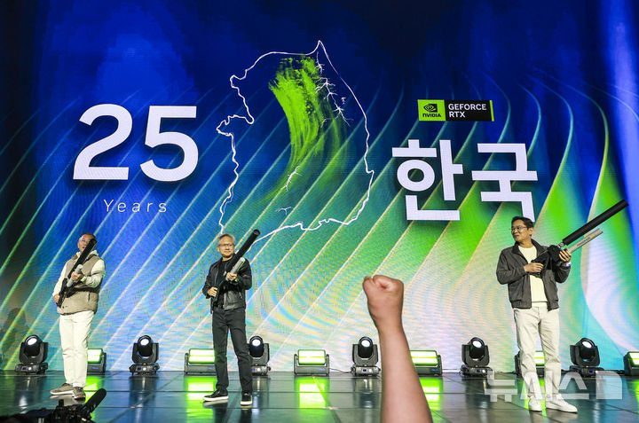 팬들에게 선물 나눠주는 젠슨황-이재용-정의선
