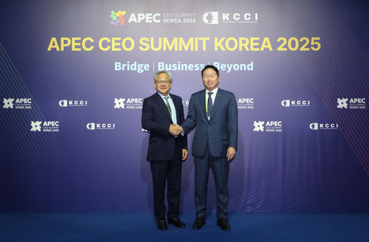 면담에 앞서 기념촬영하는 최태원 회장-젠슨 황 CEO