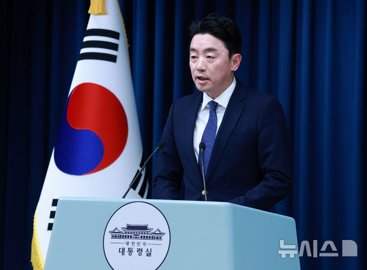 현안 관련 브리핑 하는 강훈식 비서실장