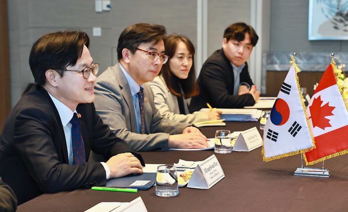 면담한 김정관 장관 관련자료 2