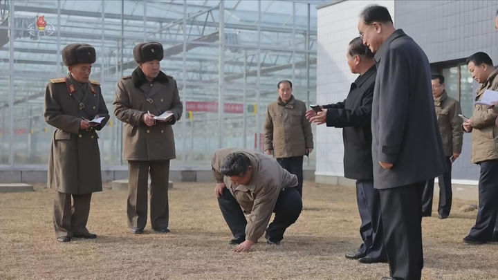 북한 김정은, 신의주온실종합농장 찾아