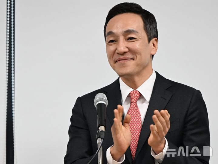 박수치는 김민수 국민의힘 최고위원