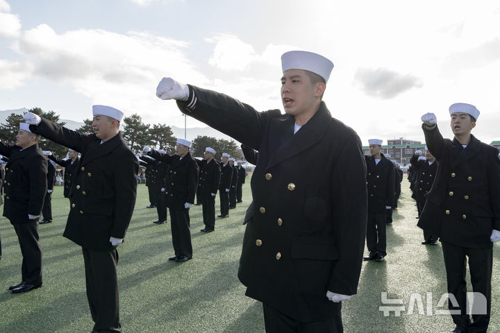 해군병 719기 수료식…282명 정예 해군탄생