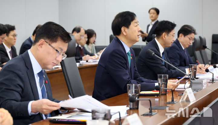 산업경쟁력강화 관계장관회의 주재하는 구윤철 부총리