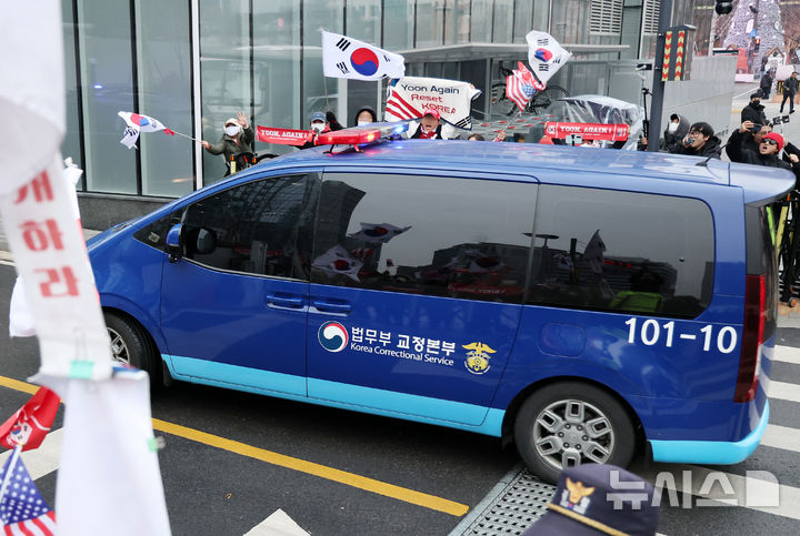 윤석열, 김건희 특검 첫 피의자 조사 출석