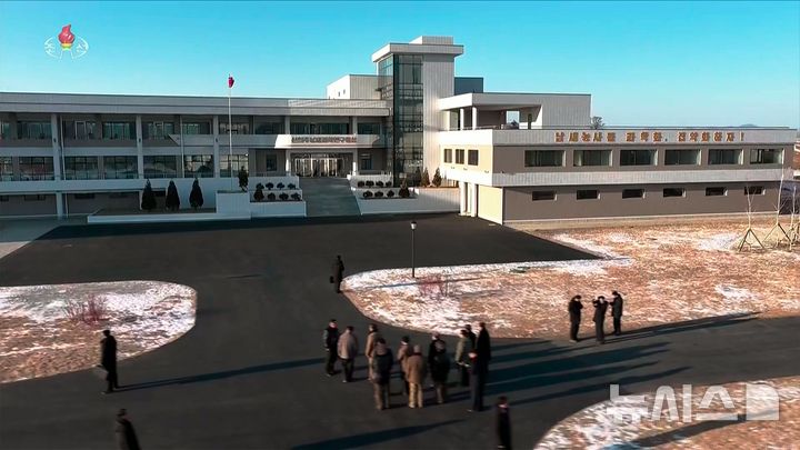 북 매체, 김정은 위원장 신의주온실종합농장 건설장 시찰 보도