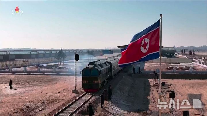 북 매체, 김정은 위원장 신의주온실종합농장 건설장 시찰 보도