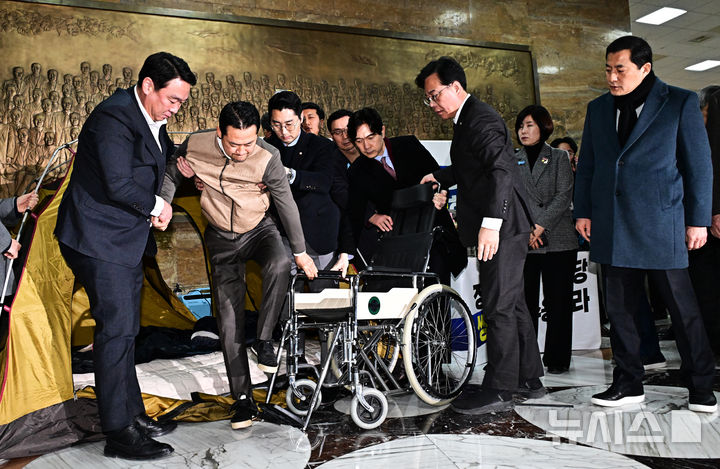 단식 중단하고 병원으로 향하는 장동혁