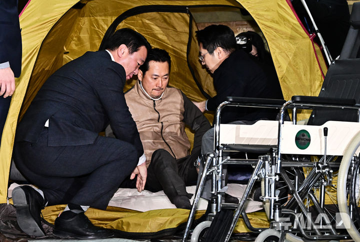 단식 중단하고 병원으로 향하는 장동혁