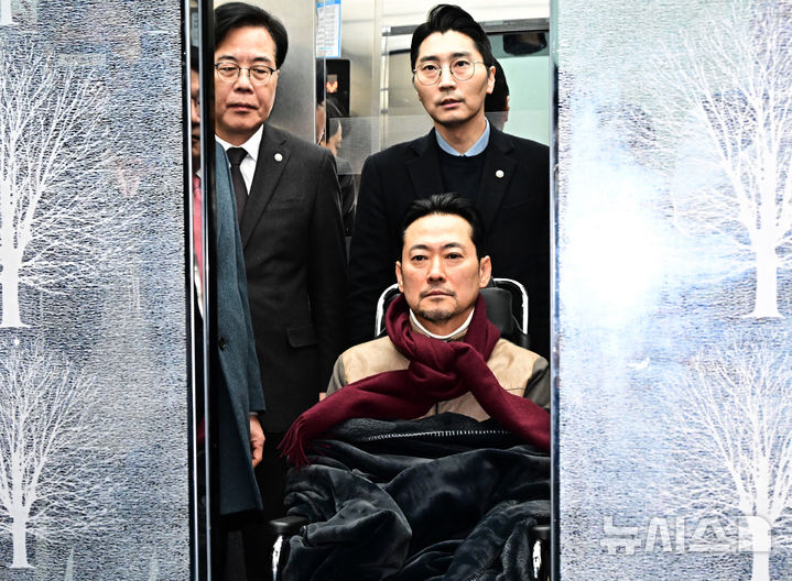 단식 중단하고 병원으로 향하는 장동혁