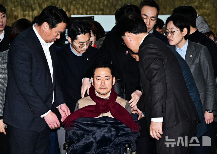 단식 중단하고 병원으로 향하는 장동혁