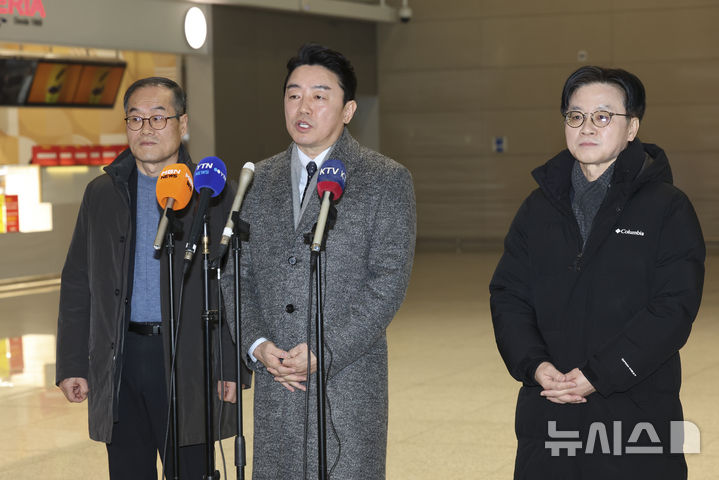 캐나다 출국 전 취재진 질문에 답하는 강훈식 비서실장
