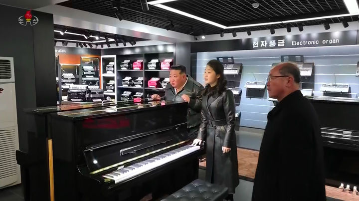 김정은과 주애 화성지구 4단계 방문 관련자료 3