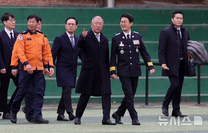 시연 참관 위해 이동하는 정의선 회장과 김승룡 소방청장 직대