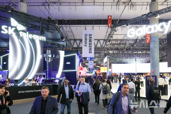 붐비는 MWC 2026 전시관 관련자료 2