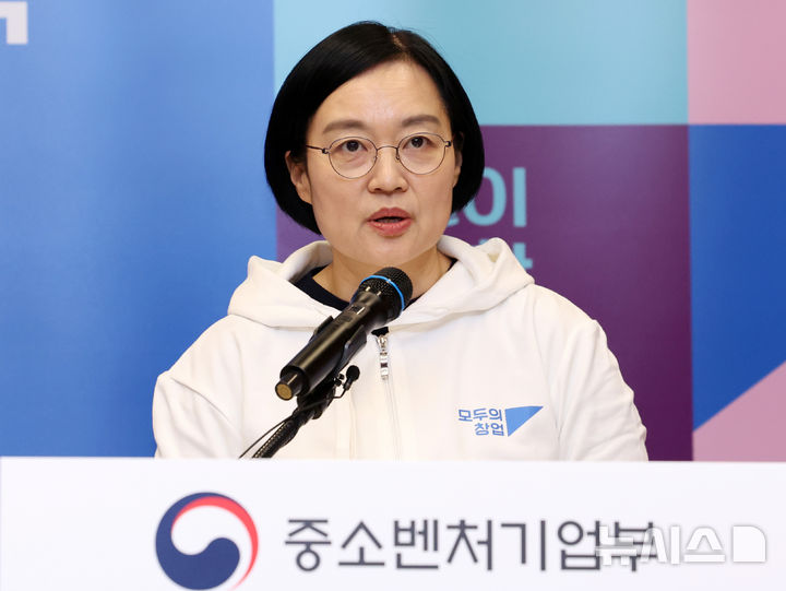 국가창업시대 전략회의 관련 브리핑 하는 한성숙 장관