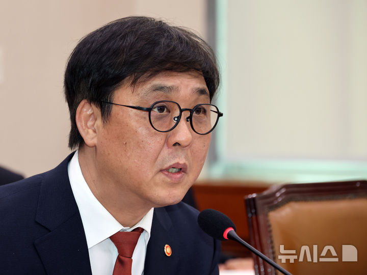 문체부 추경안 5842억 규모, 의원질의에 답변하는 최휘영 장관