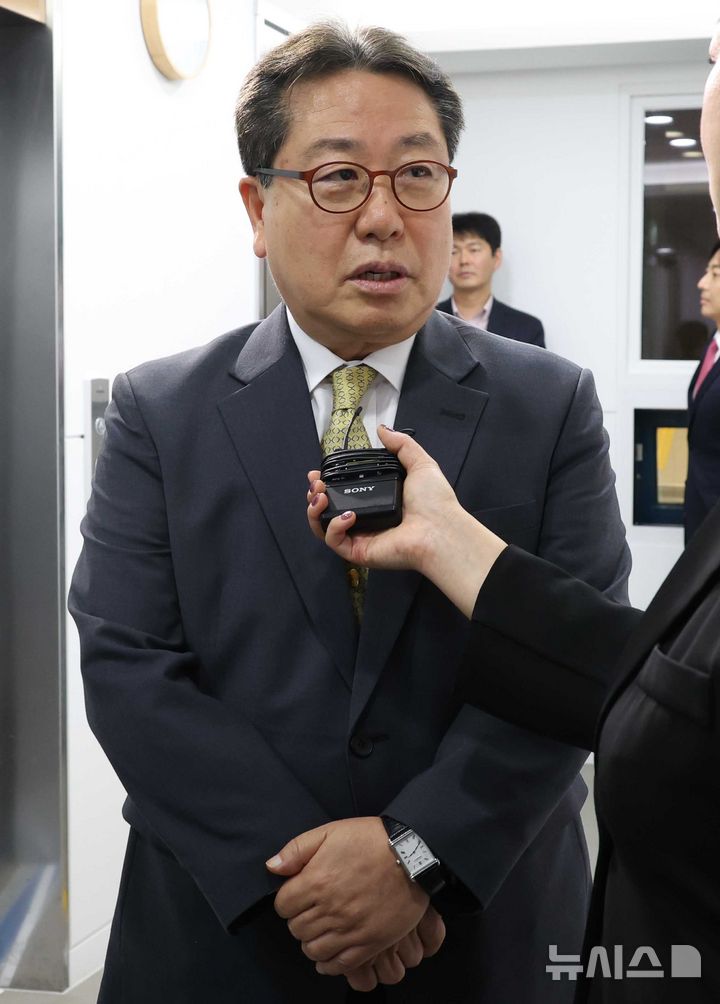 답변하는 조광한 최고위원