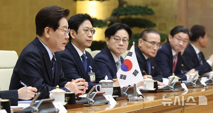 베트남 총리와 면담 발언하는 이재명 대통령