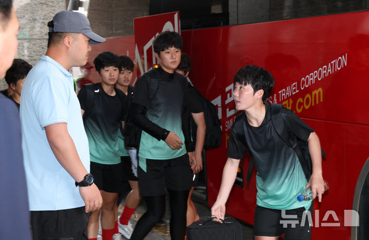 오후 훈련 나서는 내고향여자축구단