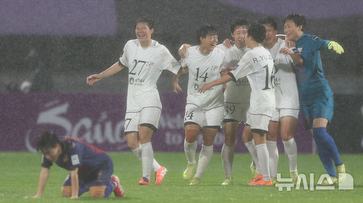 결승 진출 기뻐하는 내고향여자축구단