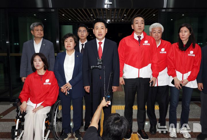 장동혁, '투표용지 부족사태' 선관위 항의 방문
