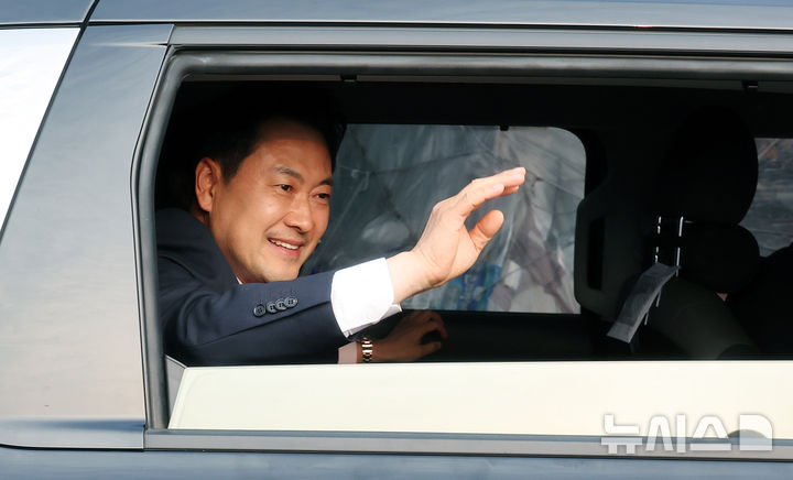 투표용지 부족 사태 항의 집회 참가자들에게 인사하는 장동혁 대표