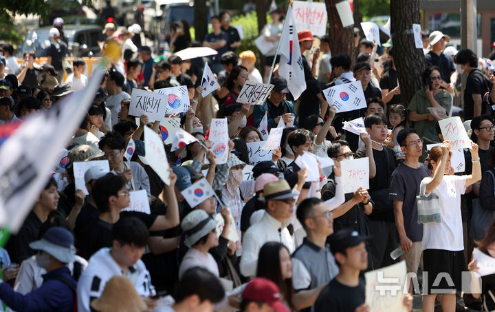 이틀째 이어가는 잠실 개표소 봉쇄 시위