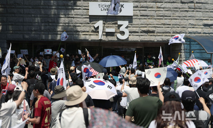이틀째 이어가는 잠실 개표소 봉쇄 시위
