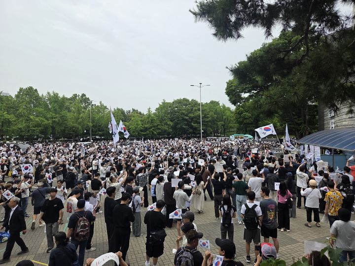 "참정권 문제에 분노"…'잠실개표소 봉쇄' 시위 사흘째