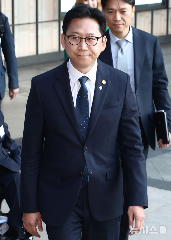 젠슨 황과 면담 위해 이동하는 배경훈 부총리