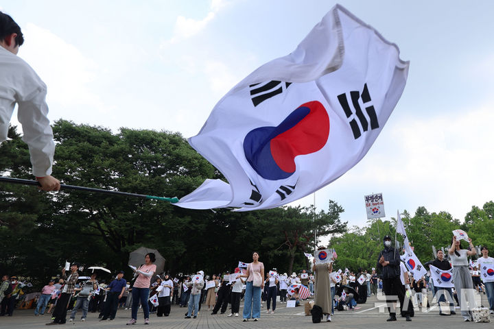 잠실 개표소 앞 재선거 촉구 시위