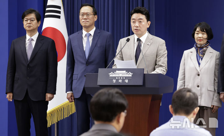신임 성기홍 홍보수석-한찬식 민정수석-김경자 사회수석