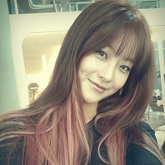 오연서 투톤헤어 짠 핑크색 머리 눈길