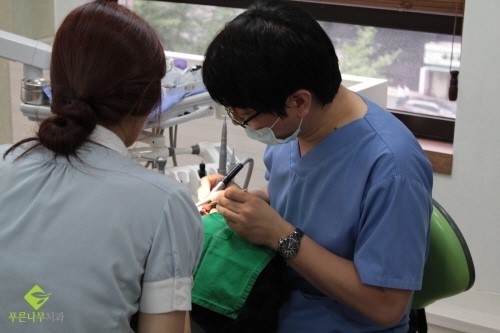 예쁜 미소 위한 ‘이런’ 치아교정, ‘저런’ 미백 받으세요