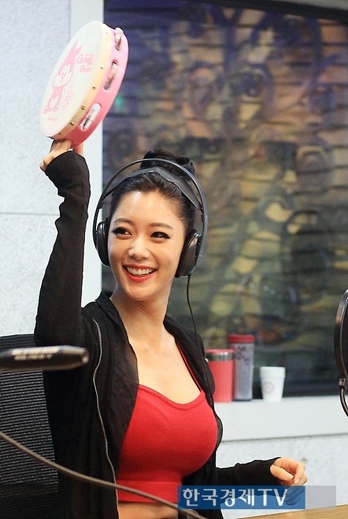 [포토]탬버린 추는 클라라 라디오이야, 노래방이야?