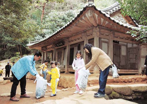[기업과 문화의 만남] (7) 태평양…청소하며 나라사랑 1문화재 1지킴이 운동