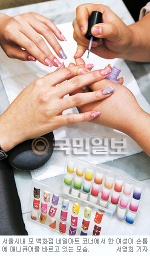 ‘네일아트’ 멋 부리다 손톱 망친다