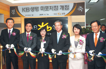 [비즈파일] KB생명，종합보험사 변신 첫 지점 개설 外