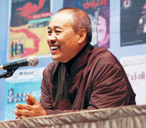 ‘재단법인 국립극단’ 초대 예술감독 손진책씨, “역동적 연기 선보이도록 할 것”