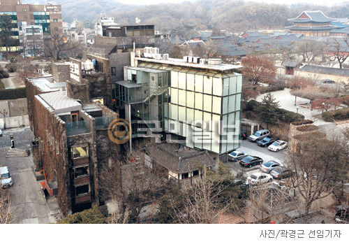 [매혹의 건축-‘공간 사옥’] 벽돌과 유리와 기와