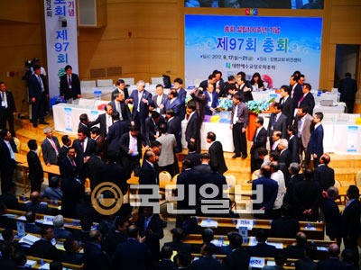 [예장합동 97회 총회 3신] 노래주점 출입 문제, 결국 몸싸움 불러…용역직원 철수