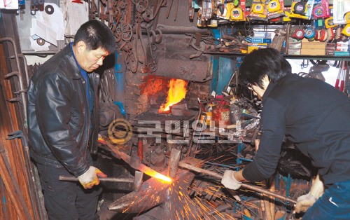 [포토 카페] 100년 이어갈 도심 속 대장간