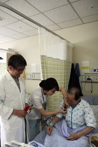 동남권원자력의학원, 환자 대상 카네이션 달아드리기 행사