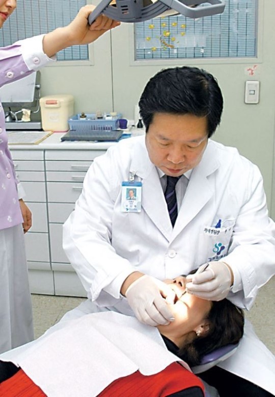7월부터 75세 이상 어르신 보험 적용된다는데… 임플란트 시술 전 잇몸치료부터 해야