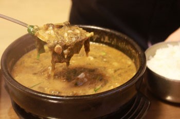 특허 된장으로 맛을 내는 ‘태성추어탕’… 한 그릇에 기운 불쑥