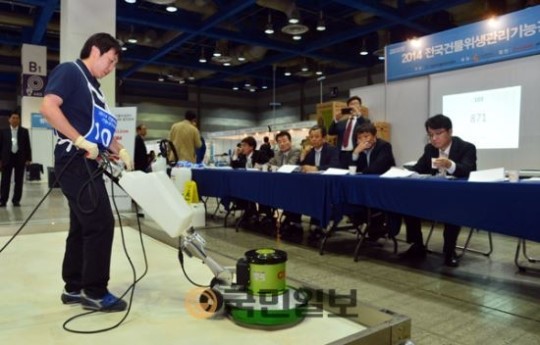 [포토]제 6회 국제빌딩관리산업전, 청소시연 선보이는 참가자